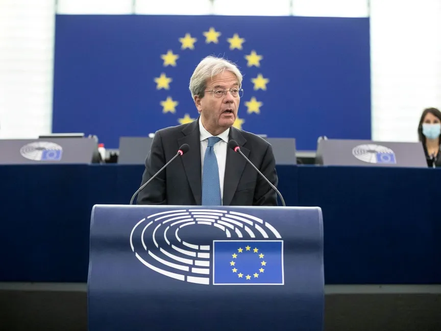 المفوض الأوروبي لشؤون الاقتصاد باولو جنتيلوني خلال كلمة بالبرلمان الأوروبي في ستراسبورج بفرنسا - REUTERS