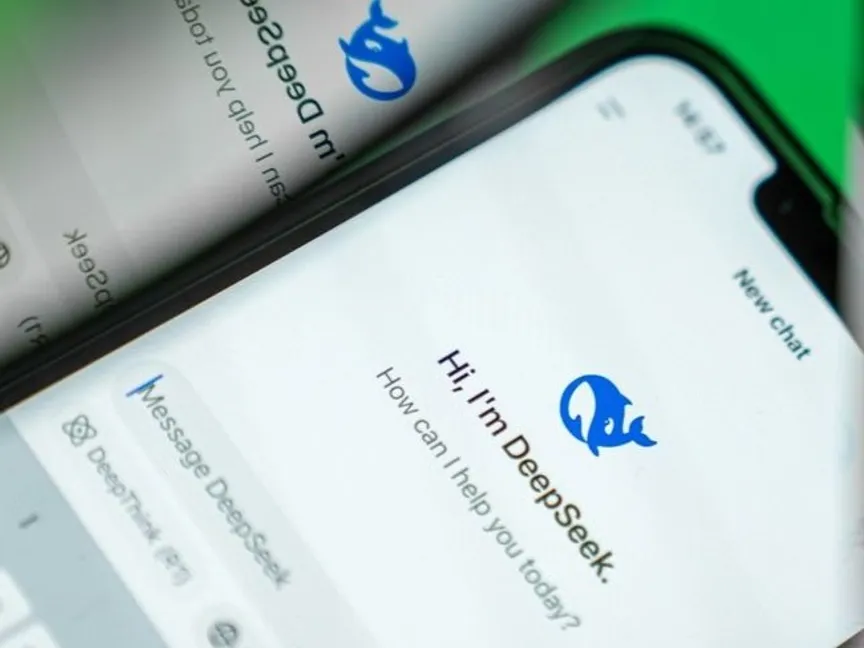 تطبيق "ديب سيك" على شاشة هاتف ذكي - Bloomberg