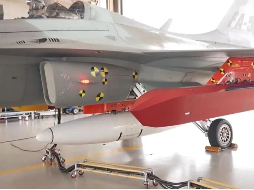 طائرة الهجوم الخفيف الكورية الجنوبية FA-50 تحمل صاروخاً من طراز Cheonryong الخارق للتحصينات - وكالة تطوير الدفاع الكورية (DAPA)