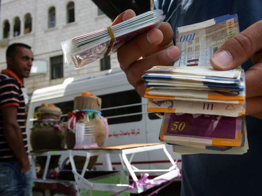 الحكومة الفلسطينية تدفع 60% من رواتب أكتوبر لموظفيها وسط تفاقم الأزمة المالية