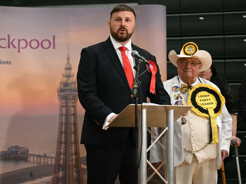 كريس ويب من حزب العمال بعد اعلان فوزه بالانتخابات المحلية في بلاكبول ساوث شمال غربي إنجلترا. 3 مايو 2024 - AFP