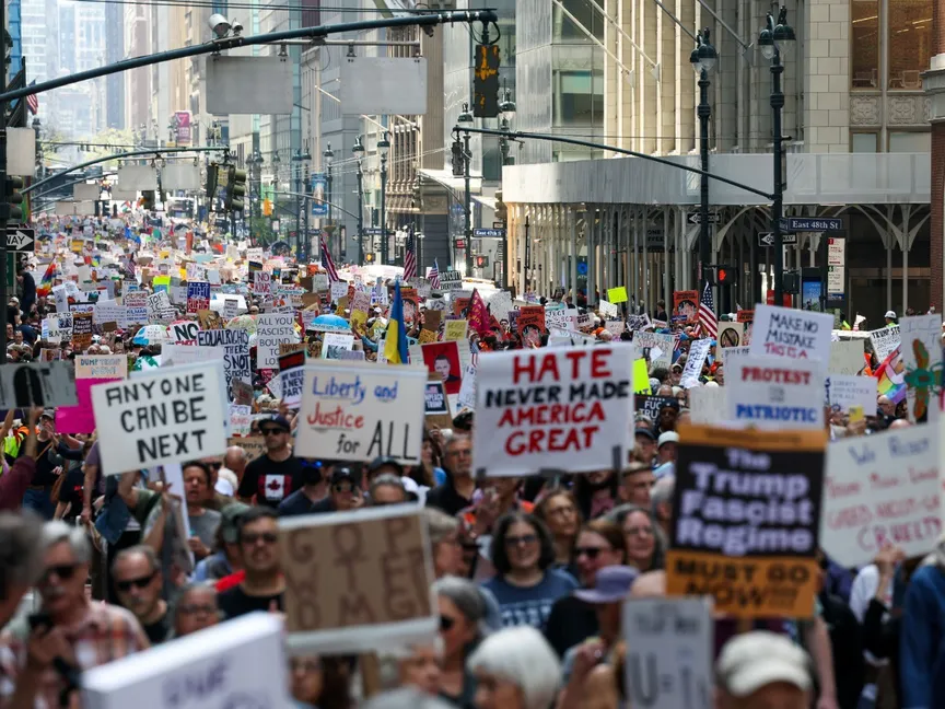 مظاهرة ضد سياسات الرئيس الأميركي دونالد ترمب في مدينة نيويورك بالولايات المتحدة. 19 أبريل 2025 - REUTERS