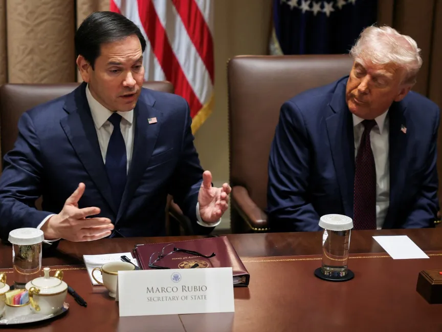الرئيس الأميركي دونالد ترمب ووزير الخارجية ماركو روبيو يحضران اجتماعاً وزارياً في البيت الأبيض، في واشنطن العاصمة، الولايات المتحدة. 24 مارس 2025 - Reuters