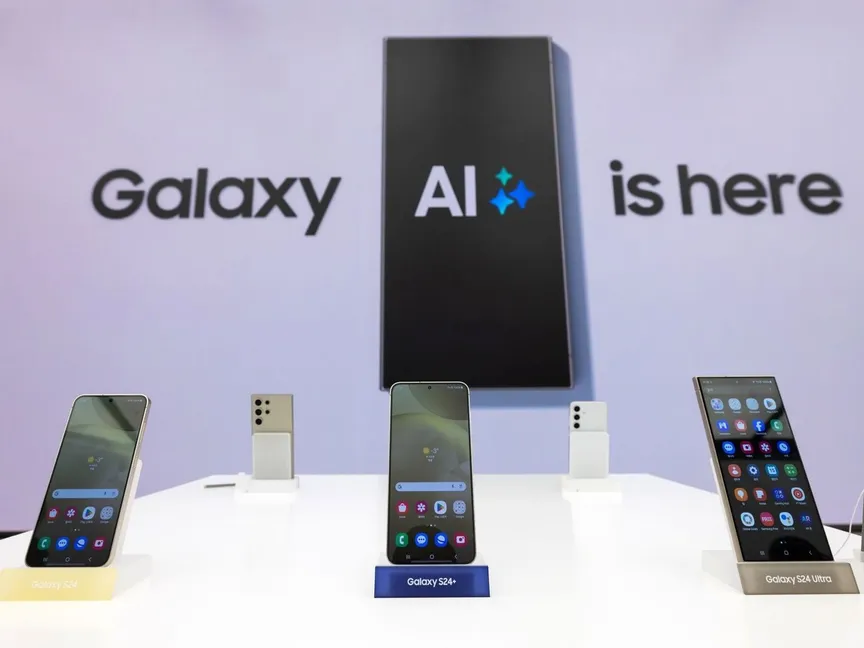 هواتف سامسونج جلاكسي S24 معروضة في جانب من مؤتمر صحافي لشركة سامسونج بالعاصمة الكورية سيول تزامنا مع إطلاق الهواتف مطلع 2024. 15 يناير 2024 - Bloomberg - Bloomberg