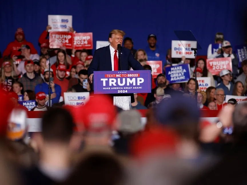 الرئيس الأميركي السابق دونالد ترمب يتحدث في تجمع حاشد في ولاية نورث كارولاينا. 2 مارس 2024 - Reuters