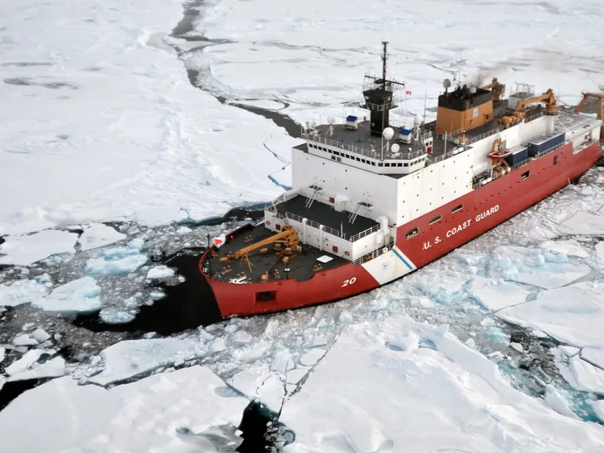 كاسحة جليد خلال رحلة استكشافية في القطب الشمالي. 31 أغسطس 2009 - REUTERS