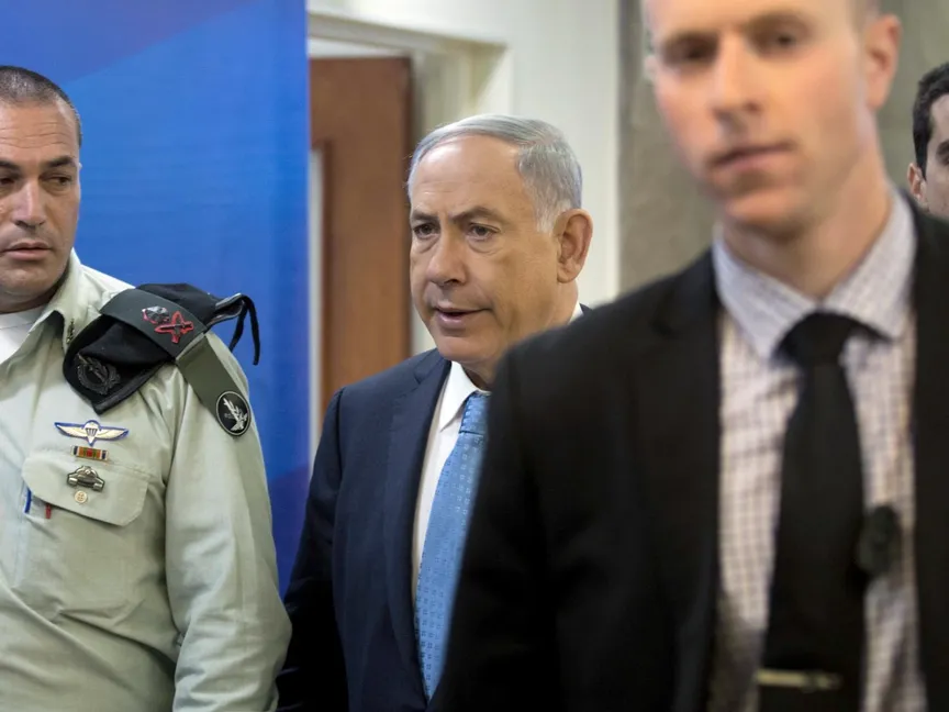 رئيس الوزراء الإسرائيلي بنيامين نتنياهو قبل اجتماع مجلس الوزراء في بالقدس - REUTERS