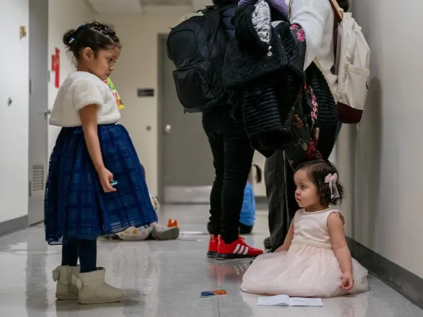 أطفال يلعبون بينما ينتظر أولياء أمورهم تسجيل الدخول لحضور جلسات استماع في محكمة الهجرة الأميركية، مانهاتن، نيويورك، الولايات المتحدة. 13 يناير 2026 - Reuters