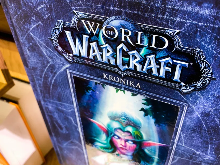 شعار لعبة World of Warcraft يظهر على غلاف كتاب بمكتبة في بولندا. 30 ديسمبر 2021 - REUTERS