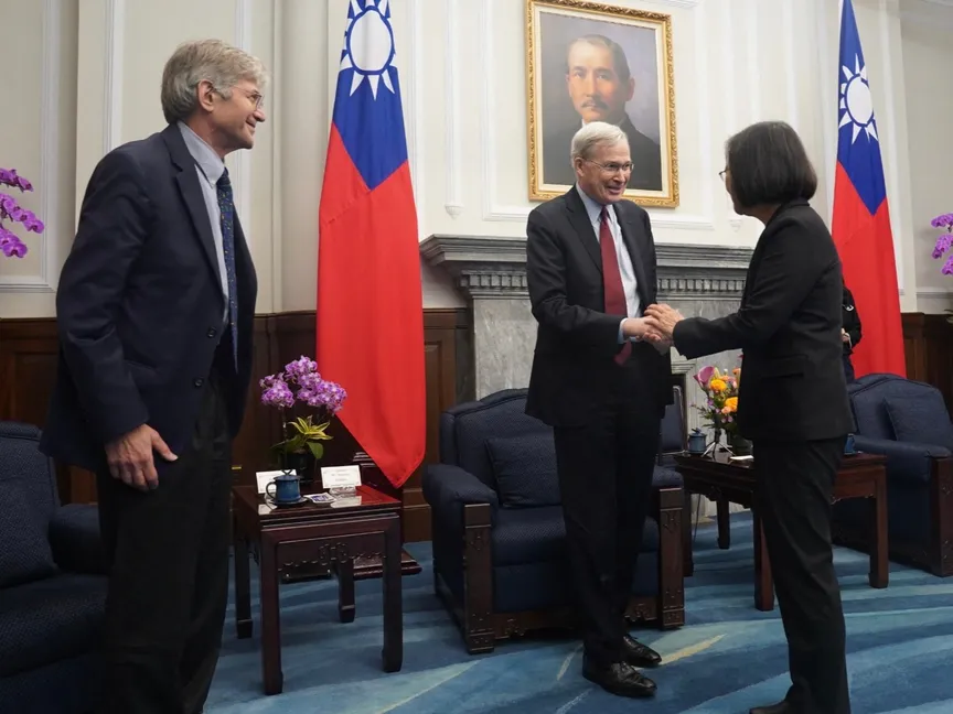 رئيسة تايوان تساي إينج ون مع مستشار الأمن القومي الأميركي السابق ستيفن هادلي ونائب وزير الخارجية الأميركي السابق جيمس شتاينبرج خلال زيارة للمكتب الرئاسي في تايبيه. 15 يناير 2024 - AFP