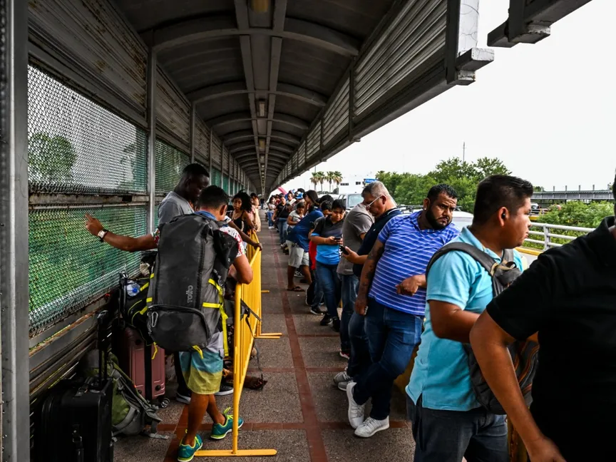مهاجرون في طابور لعبور الحدود عند جسر البوابة الدولي من ماتاموروس بالمكسيك إلى براونزفيل في تكساس بالولايات المتحدة. 4 يونيو 2024 - AFP