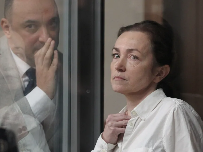 الصحافية الروسية الأميركية ألسو كورماشيفا تستمع إلى محاميها خلال جلسة المحكمة في مدينة قازان غرب روسيا. 1 أبريل 2024 - REUTERS