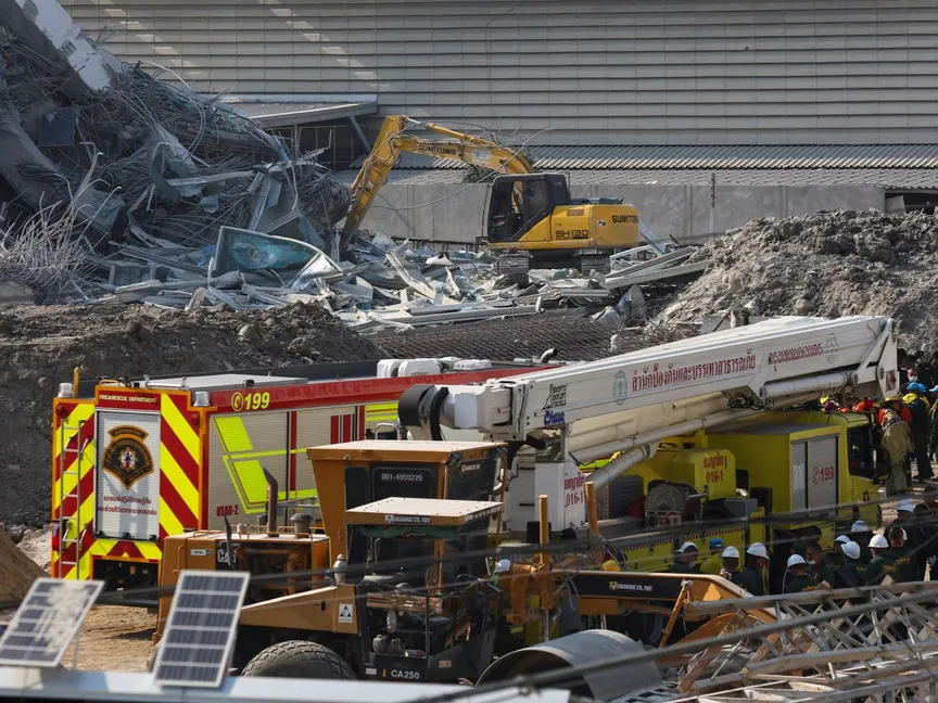 أطقم إنقاذ ومعدات بالقرب من مبنى منهار بعد زلزال قوي ضرب وسط ميانمار وتايلندا. بانكوك، 28 مارس 2025. - REUTERS
