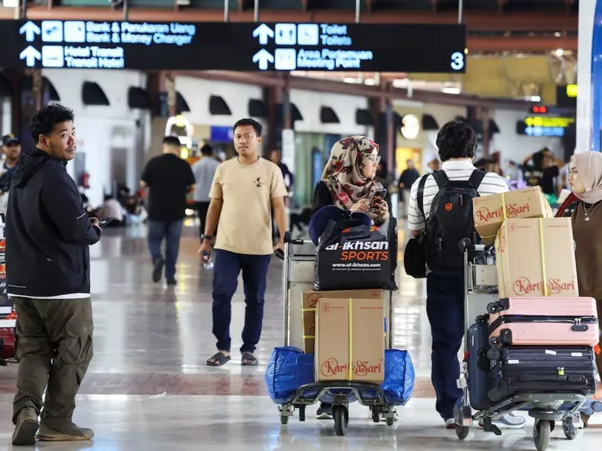 استمرار إغلاق 7 مطارات بسبب بركان "أناك كراكاتو" بإندونيسيا     