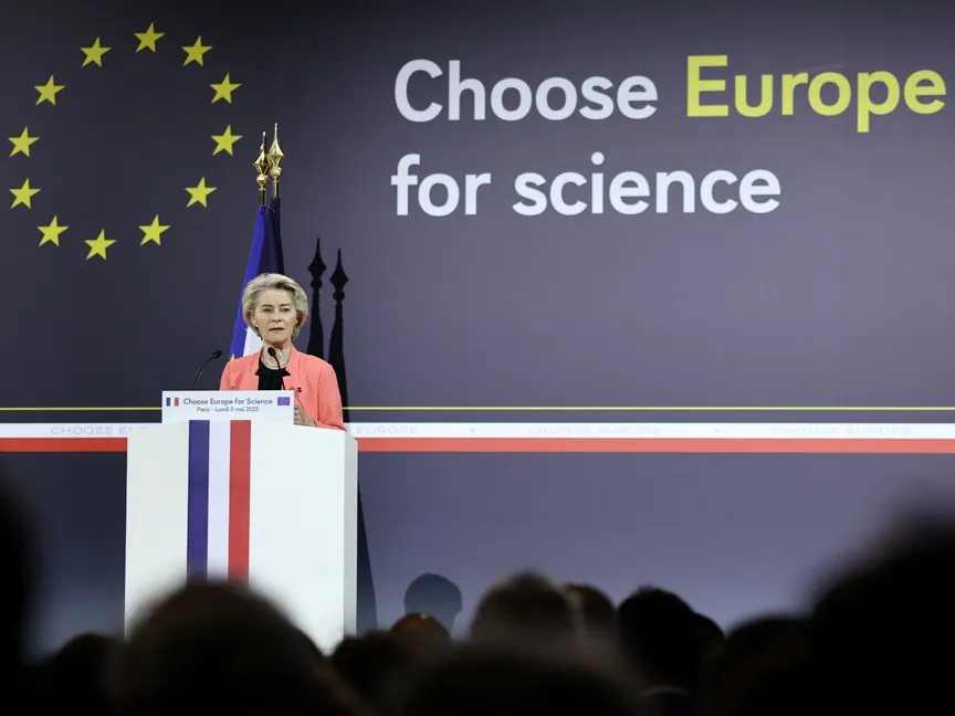 رئيسة المفوضية الأوروبية أورسولا فون دير لاين خلال فعالية "اختر أوروبا من أجل العلم" في باريس. 5 مايو 2025 - Reuters