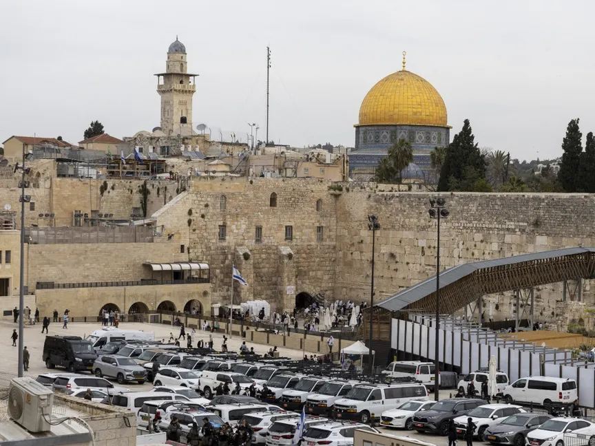 صورة تظهر حائط البراق والمسجد الأقصى خلال زيارة بعثة دبلوماسية إلى القدس المحتلة. 29 مارس 2024 - AFP