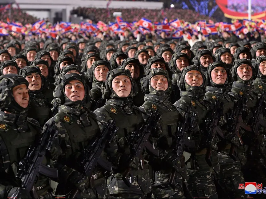 جنود كوريون شماليون خلال عرض عسكري احتفالاً بالذكرى الـ75 لتأسيس القوات المسلحة الكورية الشمالية. 8 فبراير 2023 - AFP