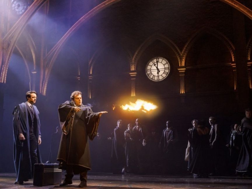 Harry Potter and the Cursed Child.. سحر برودواي وعبء النجاة من الماضي
