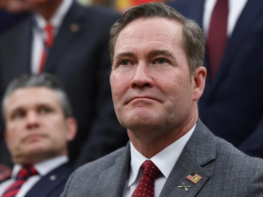 مستشار الأمن القومي الأميركي السابق مايك والتز خلال اجتماع في المكتب البيضاوي. 13 مارس 2025 - REUTERS