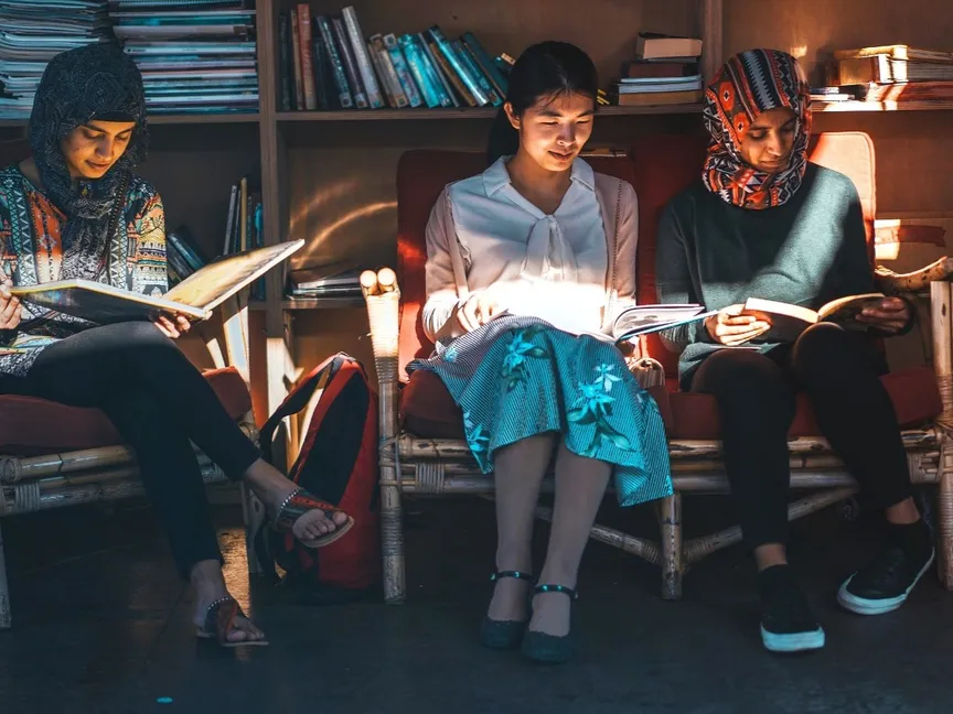 الشارقة للكتاب 44.. "صيدلية للشعر" وبودكاست واليونان ضيف شرف