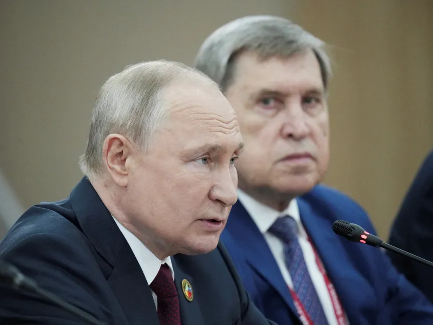 الرئيس الروسي فلاديمير بوتين ومساعده يوري أوشاكوف يحضران اجتماعا مع رئيس موزمبيق فيليبي جاسينتو نيوسي في سانت بطرسبرغ، روسيا. 27 يوليو 2023 - Reuters