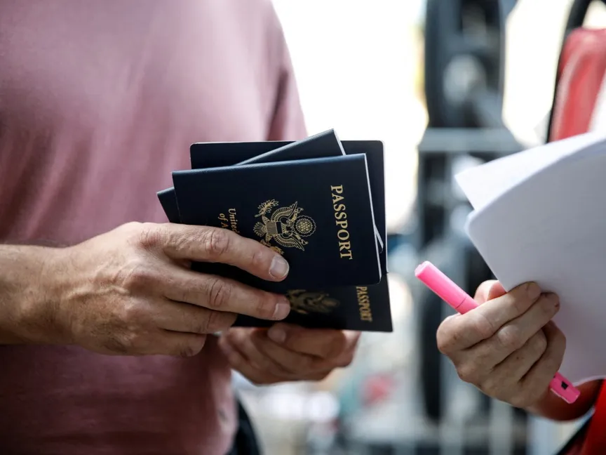 رجل يحمل مجموعة من جوازات السفر الأميركية في إسرائيل. 16 أكتوبر 2023 - reuters