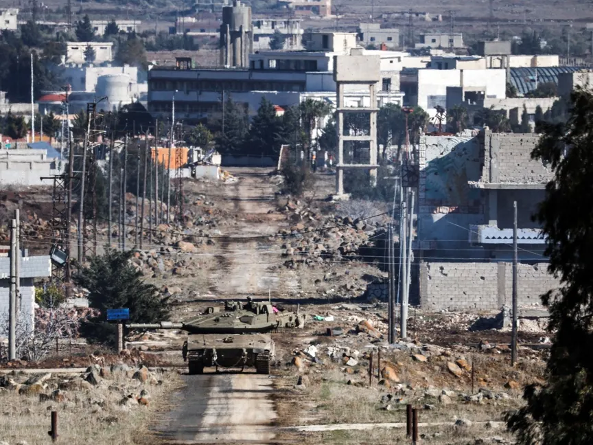 دبابة إسرائيلية تقوم بدورية داخل سوريا. 23 ديسمبر 2024 - REUTERS