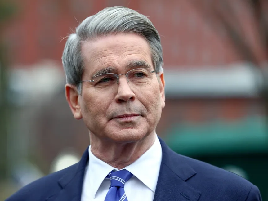 وزير الخزانة الأميركي سكوت بيسنت يتحدث إلى الصحافيين قبل دخوله البيت الأبيض في واشنطن، الولايات المتحدة. 13 مارس 2025 - Reuters