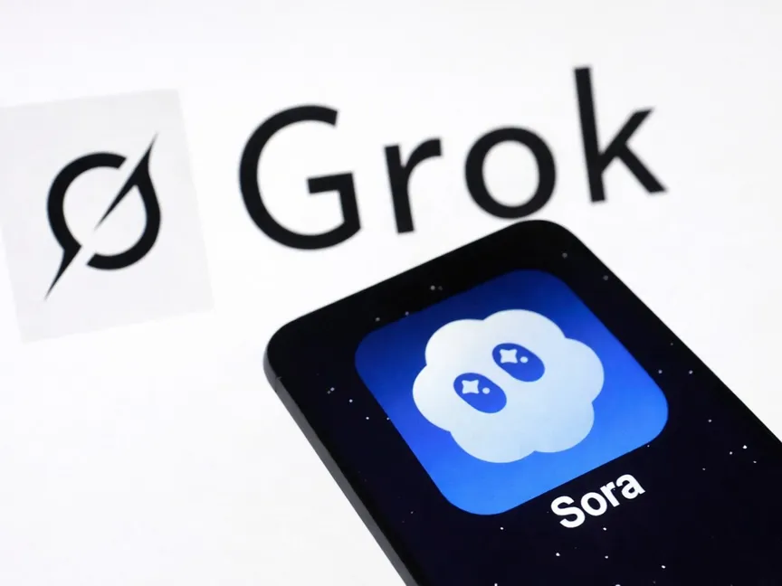 صورة صممتها "الشرق" تظهر شعار تطبيق Sora على شاشة هاتف ذكي وفي الخلفية شعار تطبيق جروك - Asharq