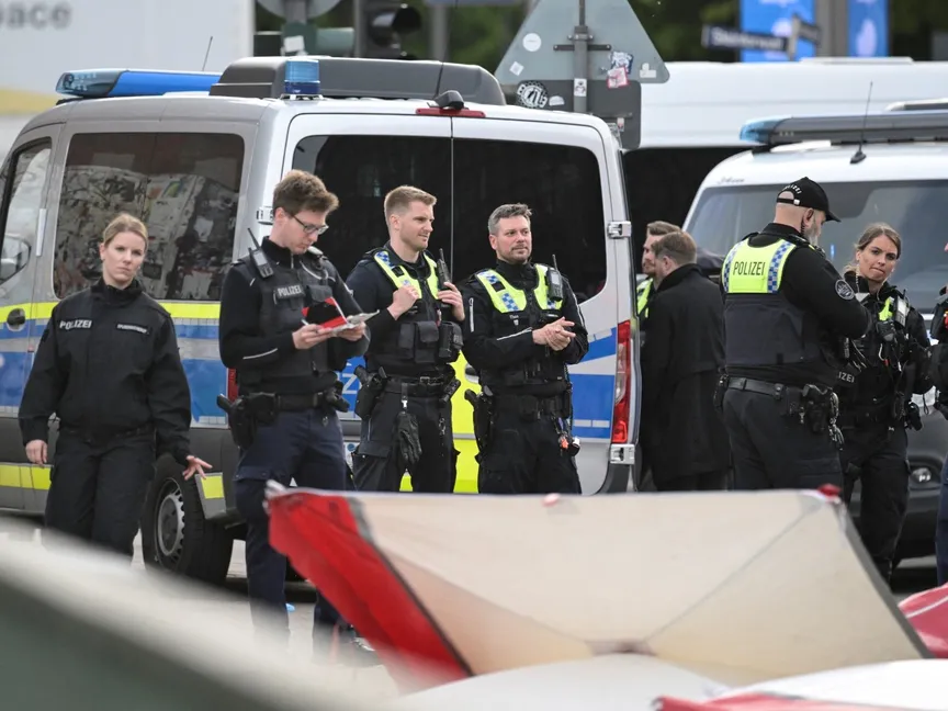 رجال شرطة ينتشرون في محطة القطار الرئيسية بمدينة هامبورج الألمانية بعد حادث طعن. 23 مايو 2025 - REUTERS