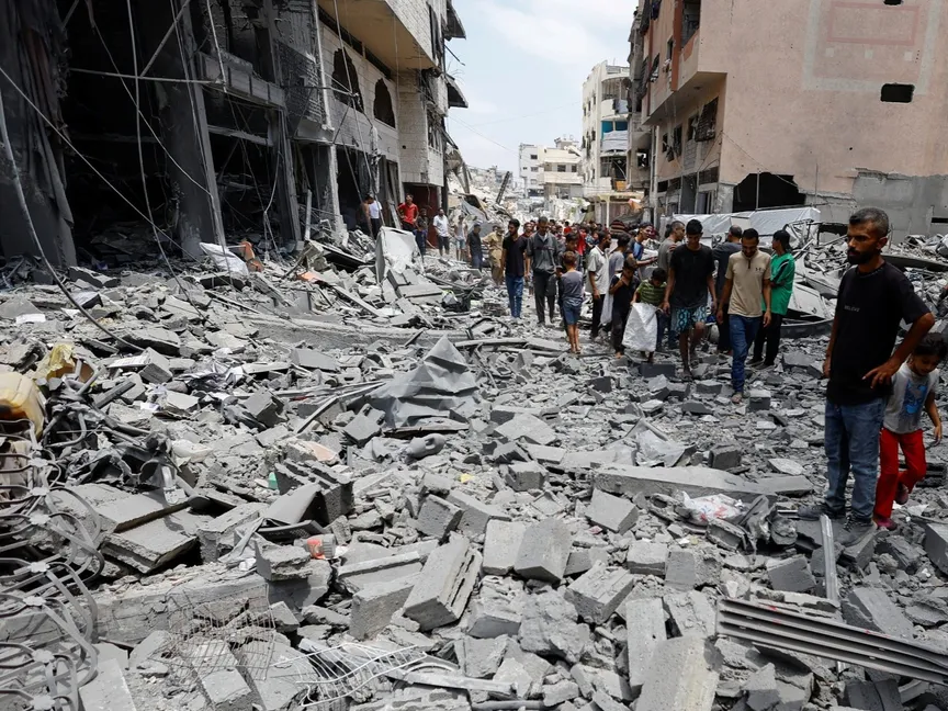 فلسطينيون يتفقدون موقع غارة إسرائيلية على منزل في مدينة غزة. 8 أغسطس 2025 - Reuters