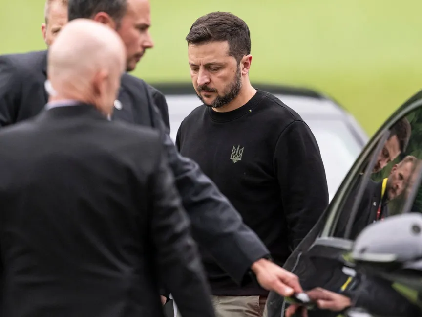 الرئيس الأوكراني فولوديمير زيلينسكي بعد وصوله سويسرا بالقرب من منتجع بورجنشتوك حيث ستعقد قمة السلام في أوكرانيا. 14 يونيو 2024. - AFP