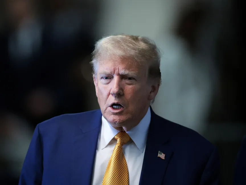 الرئيس الأميركي السابق دونالد ترمب يتحدث إلى وسائل الإعلام في محكمة مانهاتن الجنائية بمدينة نيويورك في الولايات المتحدة. 7 مايو 2024 - REUTERS