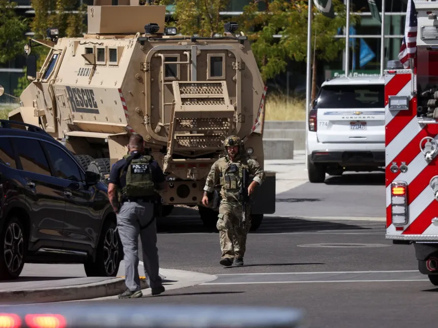 ضباط شرطة في موقع إطلاق النار على الناشط اليميني الأميركي تشارلي كيرك خلال إحدى الفعاليات في مدينة أوريم بولاية يوتا. 10 سبتمبر 2025 - REUTERS