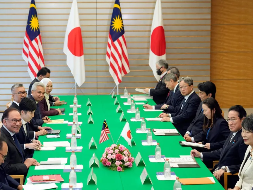 رئيس الوزراء الياباني فوميو كيشيدا ونظيره الماليزي أنور إبراهيم خلال جلسة مباحثات موسعة في طوكيو، 16 ديسمبر 2023 - AFP