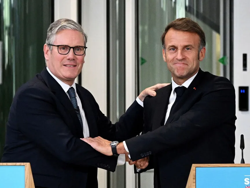 الرئيس الفرنسي إيمانويل ماكرون خلال المؤتمر الصحافي مع رئيس الوزراء البريطاني كير ستارمر في لندن، بريطانيا. 10 يوليو 2025 - via REUTERS