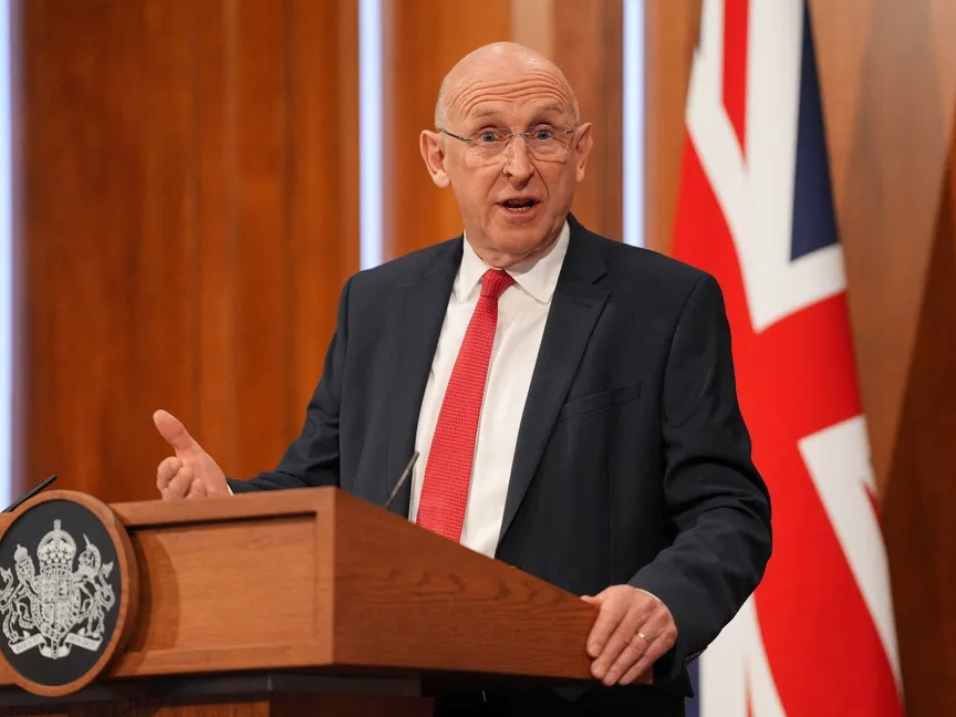 وزير الدفاع البريطاني جون هيلي في مؤتمر صحافي في مقر رئاسة الوزراء البريطانية في وستمنستر. وسط لندن في 9 أبريل 2026 - reuters