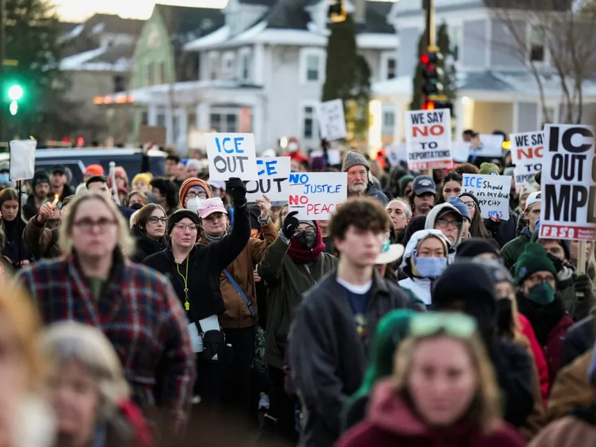 رفع الناس لافتات خلال مشاركتهم في وقفة حداد على روح امرأة تبلغ من العمر 37 عامًا قُتلت برصاصة أطلقها عليها أحد عناصر الهجرة الأميركية داخل سيارتها، وفقًا لمسؤولين محليين وفيدراليين، في مدينة مينيابوليس بولاية مينيسوتا الأميركية. 7 يناير 2026 - REUTERS