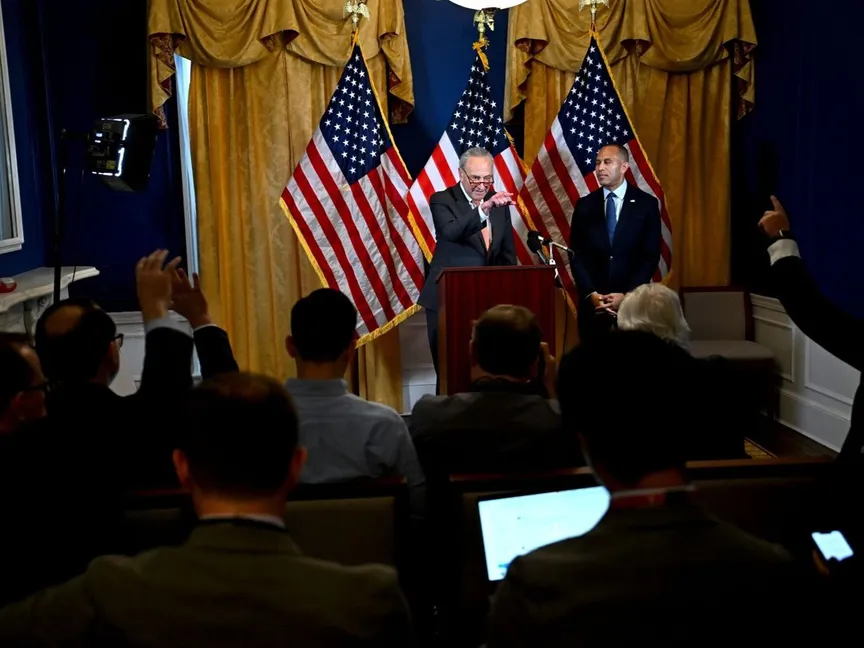 زعيم الأقلية الديمقراطية في مجلس الشيوخ تشاك شومر وزعيم الأقلية في مجلس النواب حكيم جيفريز خلال مؤتمر صحافي. 23 يوليو 2024 - Bloomberg