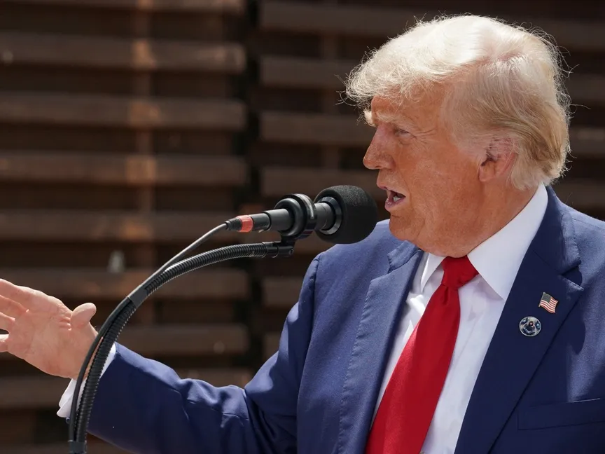 المرشح الجمهوري للرئاسة والرئيس السابق دونالد ترمب يتحدث أمام جزء من الجدار الحدودي مع المكسيك، بولاية أريزونا. 22 أغسطس 2024 - Reuters