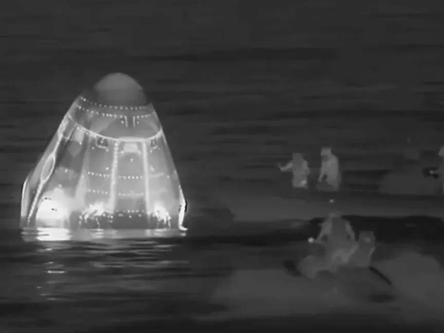 أول عملية إجلاء طبي من الفضاء.. عودة 4 رواد بعد تعرض أحدهم لأزمة صحية