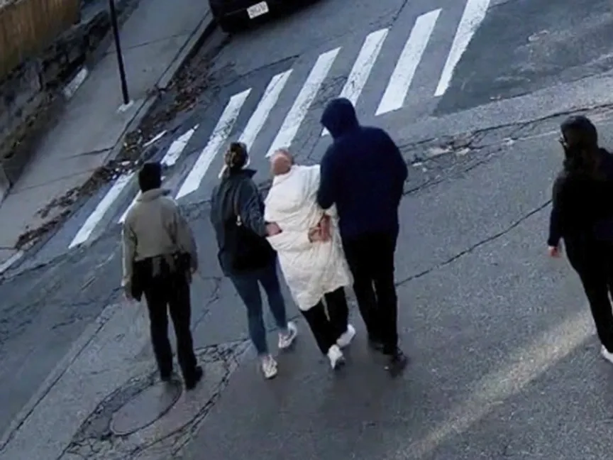 صورة من مقطع فيديو للحظة اعتقال الطالبة التركية رميساء أوزتورك في بوستن. 26 مارس 2025 - AP