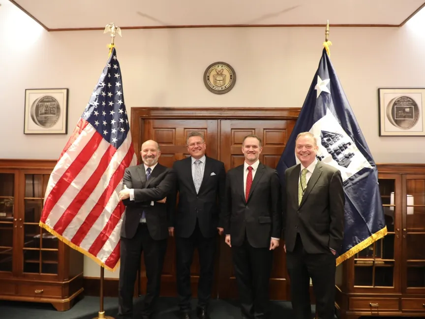 مفوض التجارة في الاتحاد الأوروبي ماروش شيفتشوفيتش (الثاني من اليسار) بجانب كبار مسؤولي التجارة في الإدارة الأميركية في واشنطن. 25 مارس 2025 - x/MarosSefcovic