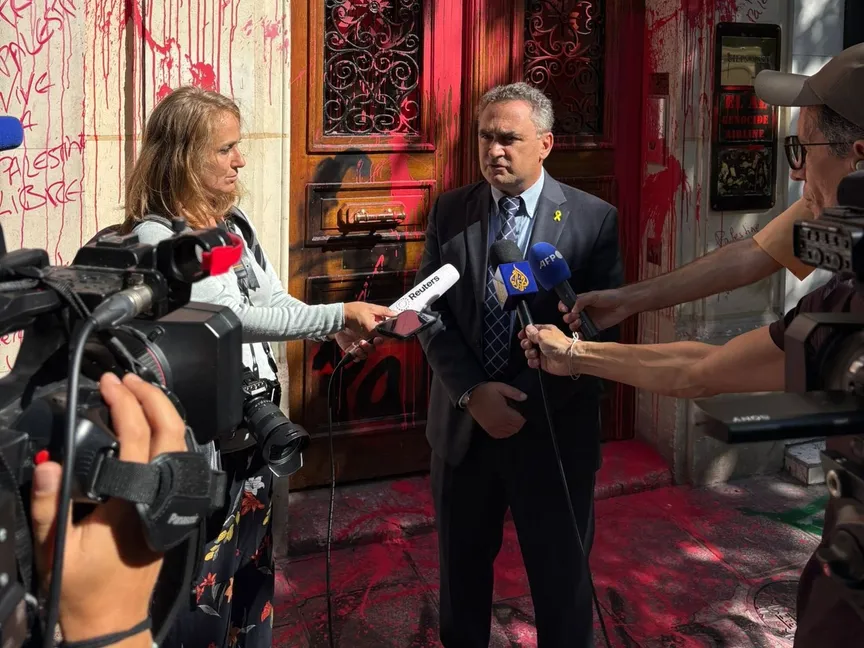 السفير الإسرائيلي في باريس يقف أمام شركة "العال" الإسرائيلية للطيران في باريس وآثار التشويه واضحة على واجهة المبنى. 7 أغسطس 2025 - @yzarka