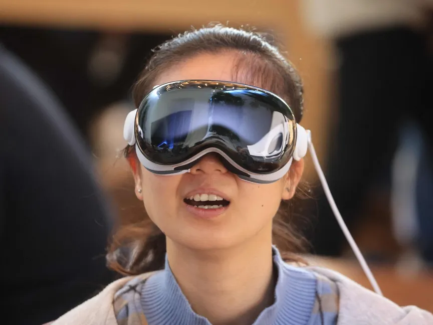 مستخدمة تجرب نظارة أبل Vision Pro بأحد متاجر الشركة في لوس أنجلوس بولاية كاليفورنيا. 2 فبراير 2024 - AFP