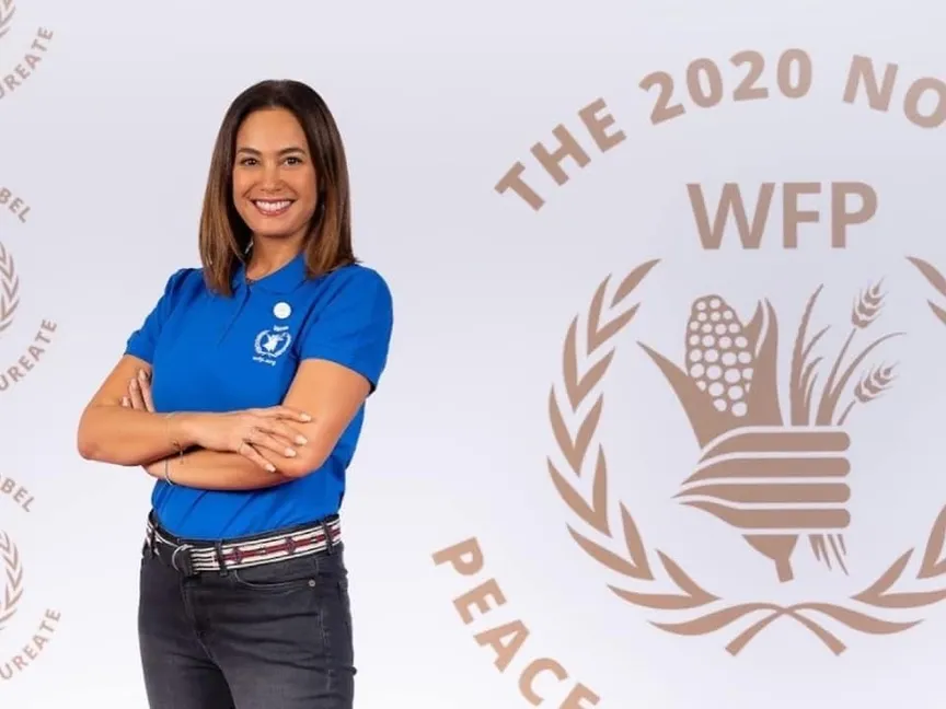 الفنانة التونسية هند صبري خلف شعار برنامج الأغذية العالمي. 25 يونيو 2021 - facebook/Hend.Sabry