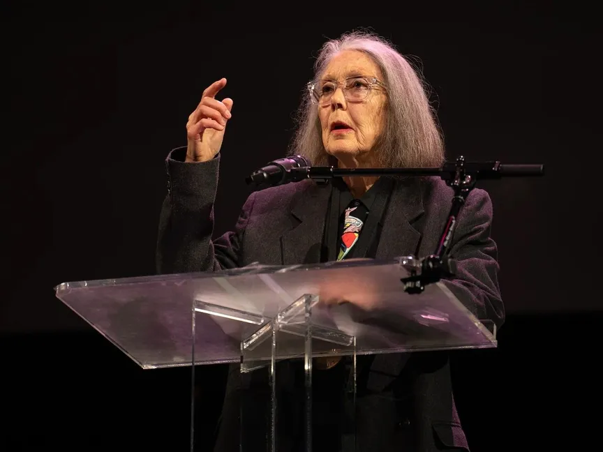 الكاتبة الكندية آن كارسون الفائزة بجائزة نوبل في الأدب 2026 - poetryfoundation.org