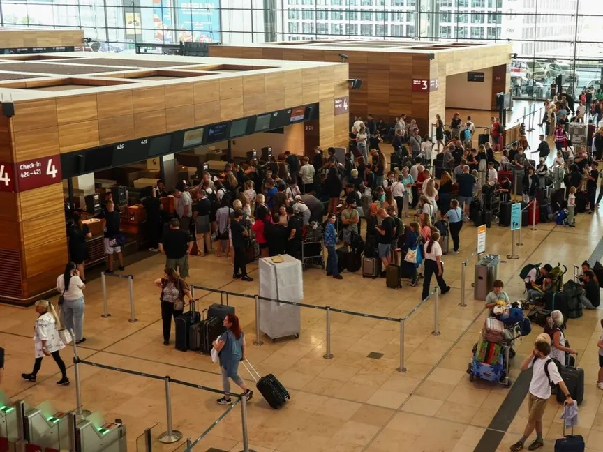 مسافرون يتكدسون في مطار برلين بعد العطل التقني العالمي الذي أثر على أنظمة الكمبيوتر. 19 يوليو 2024 - Bloomberg