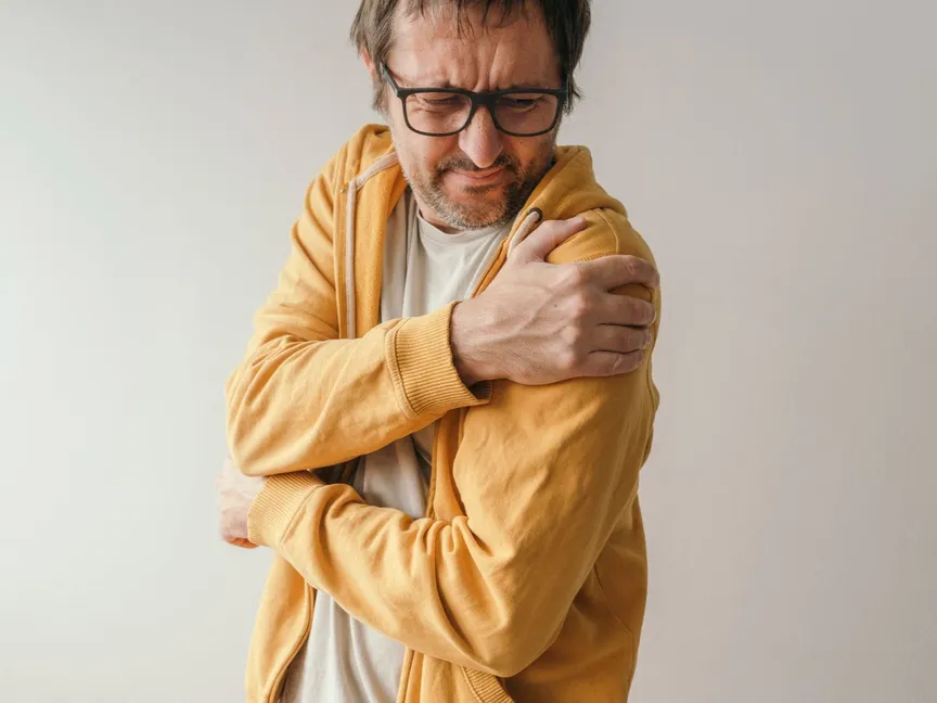 شخص يعاني من آلام الكتف. 26 يناير 2022 - AFP