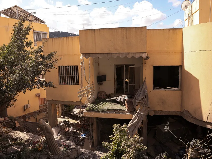 المبنى السكني الذي استهدفته ضربة إسرائيلية في عين سعادة بلبنان وأودى بحياة بيار معوض. 6 أبريل 2026 - REUTERS